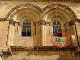 Уже более 250 лет никто не может убрать лестницу из Храма Гроба Господня
