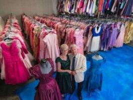 За 56 лет брака мужчина купил жене 55 тысяч платьев