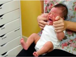 Педиатр показал, как моментально успокоить плачущего ребенка. Техника «Hold» доктора Гамильтона