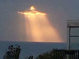 В небе над Италией появилась фигура Иисуса, сотканная из лучей солнца