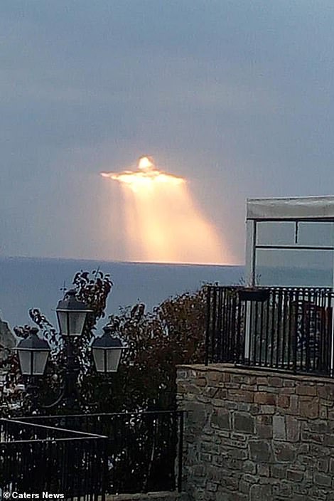 В небе над Италией появилась фигура Иисуса, сотканная из лучей солнца