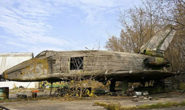 Фотограф бродил по лесу, и наткнулся на разрушающиеся останки чего-то. Он проник внутрь…