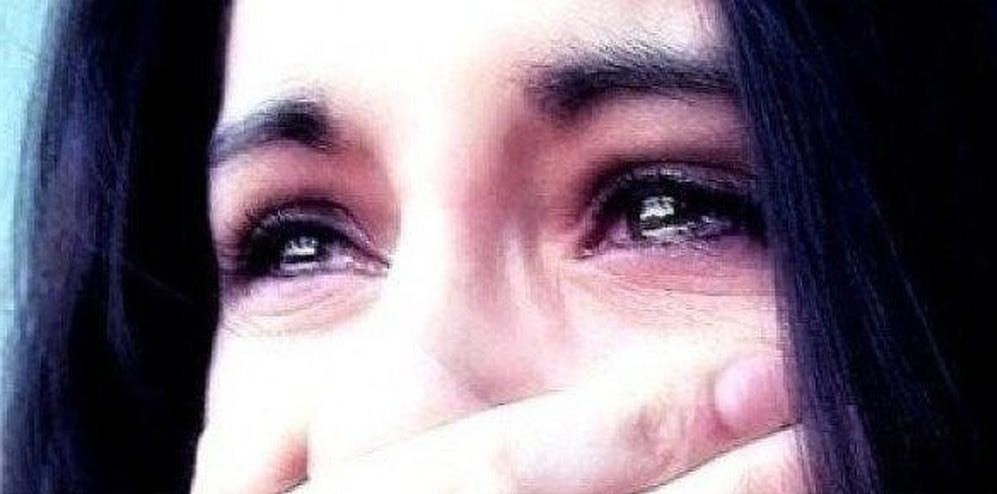 Девушка в слезах. Девушка плачет. Плачущая девушка. Плачущие кавказские девушки. Заплакані