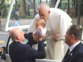 Папа Римский целует их ребёнка в макушку. Через 2 месяца родители становятся свидетелями чуда!