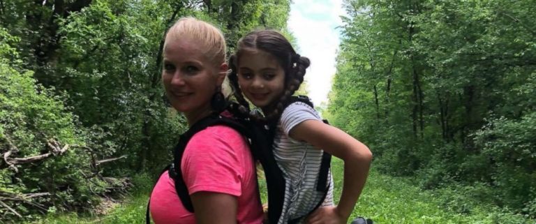 Школьница с церебральным параличом не могла идти в поход, тогда учительница сделала это…