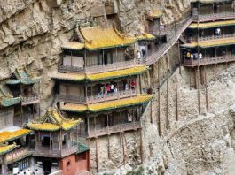 Висячий монастырь Сюанькун-сы: храм, парящий в воздухе
