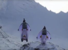 Бейсджамперы прыгнули с горы и попали в летящий самолет