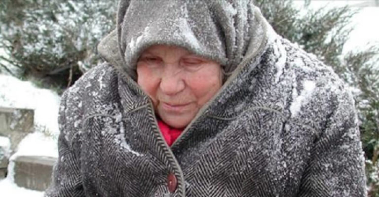 Однажды зимой я обратила внимание на женщину, которая шла по снегу в каких-то обмотках вместо обуви