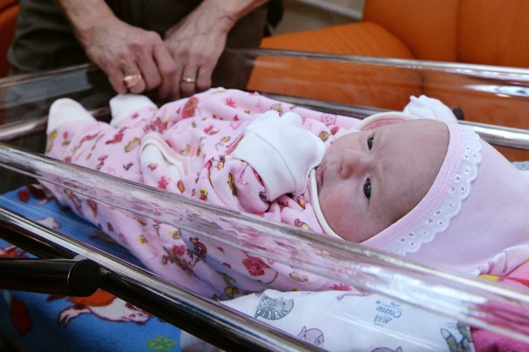 Роженица, 30 лет, роды тяжелые, на спасение ребенка осталось несколько мнут, мать дала согласие на кесарево без наркоза