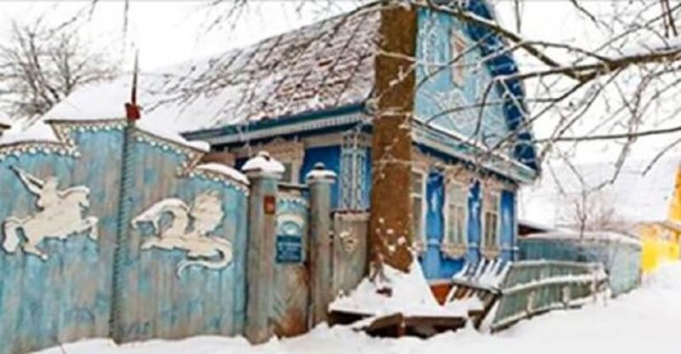 Думаете, что это обычная избушка? Только взгляните, какой дворец там внутри…