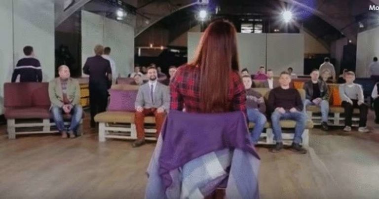 Девушку посадили в комнату, заполненную мужчинами. Интереснейший социальный эксперимент, который покажет правду!