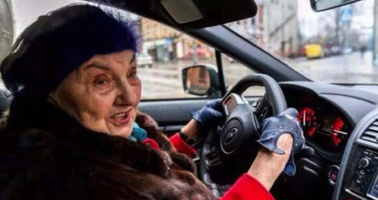 Итак: заправка, касса к бабуле идут два амбала. Публика делится пополам: одна достает телефоны и поп-корн, вторая – в поисках аптечки