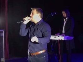 В России на концерте певец начал петь украинскую песню. Посмотрите на реакцию зала!