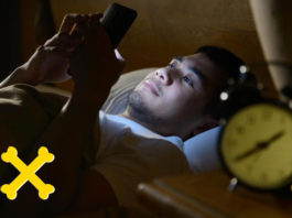 Вот почему никогда не стоит засыпать с зарядным устройством в кровати (Опасно!)