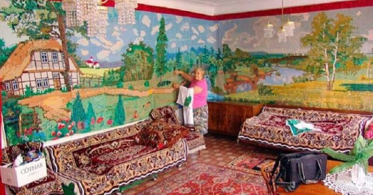 Бабушка-рукодельница сама вышила крестиком себе «обои»