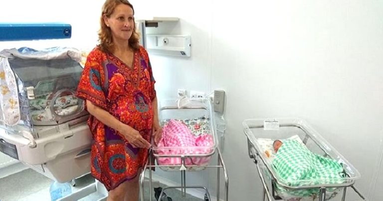 В 51 год она родила тройню. Теперь молодую маму осуждает весь Интернет