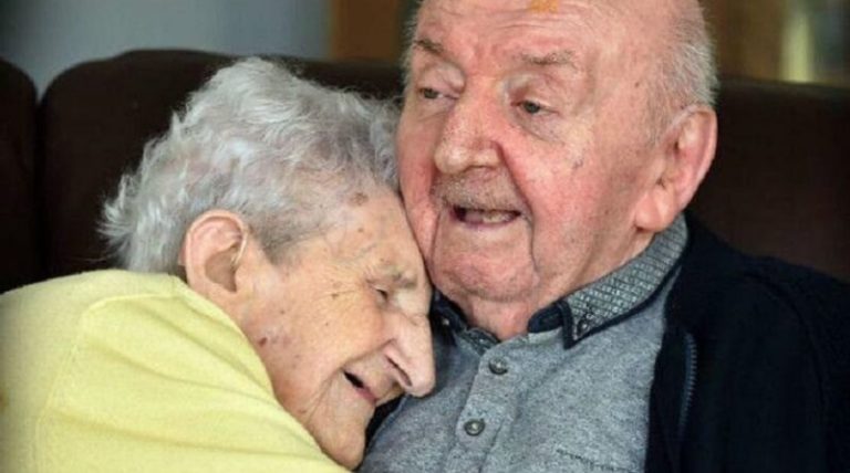 98-летняя мать переехала к сыну в дом престарелых, чтобы за ним ухаживать