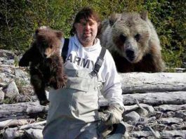 Рыбак спас медвежонка, и на следующий день медведиха пришла к нему с подарком
