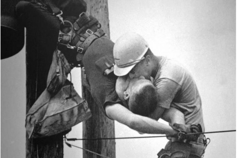 История одного снимка: «Поцелуй жизни» 1967 год
