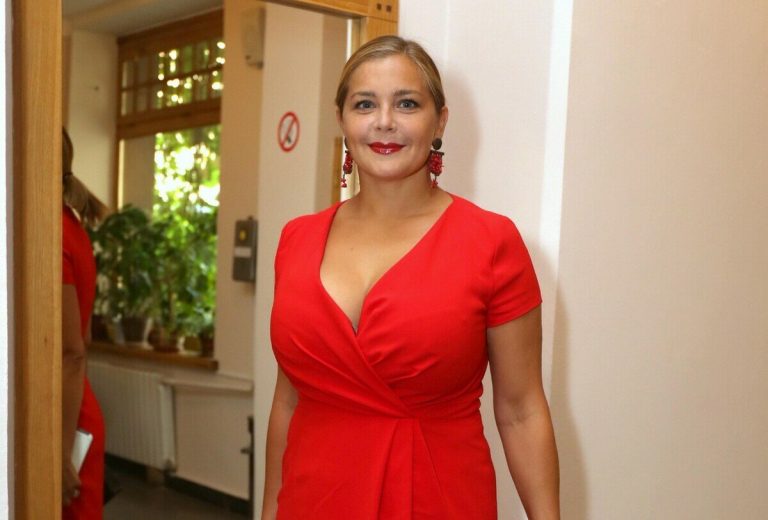 Шея в складках, лицо в морщинах: 45-летняя Ирина Пегова показала селфи без фотошопа