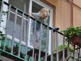 «ТЁТЯ ВАЛЯ, МОЯ МАМА ПРОПАЛА. Я КУШАТЬ ХОЧУ, А ДВЕРЬ ЗАПЕРТА»