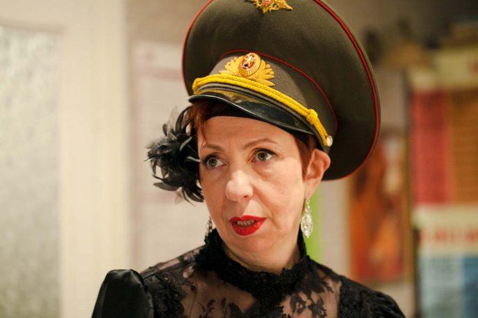 Она с детства слышала: “Ну, какая из тебя артистка. Да ты на себя в зеркало посмотри”