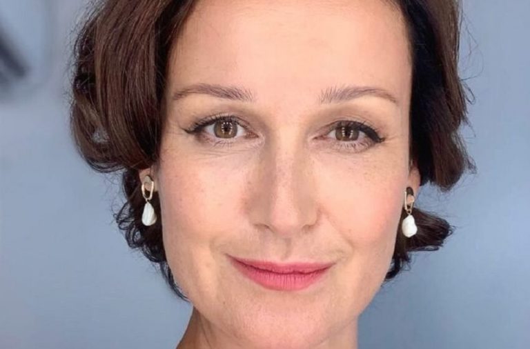 «Смотрит на него, как на спасителя»: 51-летняя Васько показала редкое фото с мужем