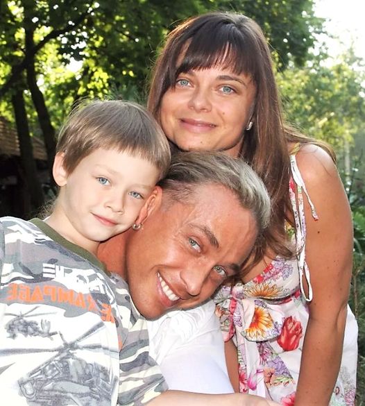 Королева женила сына на танцовщице из клуба, показав эксклюзивные кадры с торжества