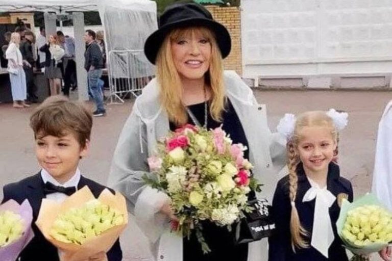 ,,День знаний отметили как надо.,, Алла Пугачева отметила День знаний вместе с детьми: где теперь будут учиться Лиза и Гарри Галкины