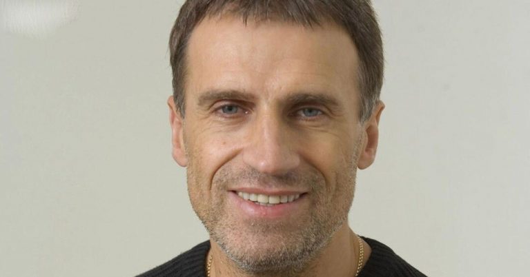 В машине находились жена и сын. Дедюшко не стало в 2007 году, но наследство Саши досталось не дочери звезды, а чужим людям