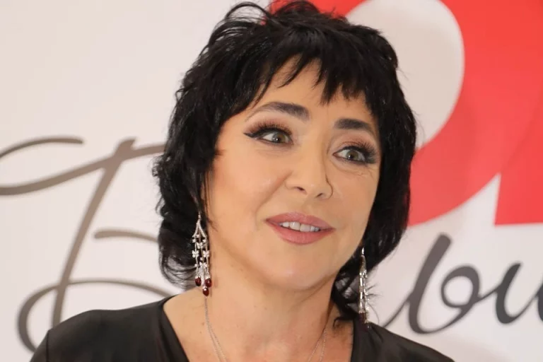 58-летняя Лолита Милявская ошарашила фанатов в боди , дополнив образ легкой накидкой.