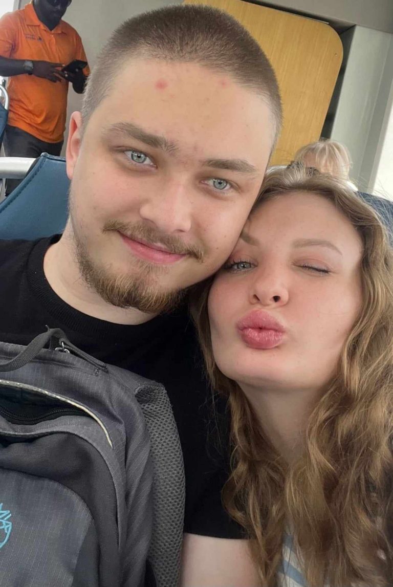 Папа подарил квартиру, а мама свозила на Мальдивы. Невестка Королевой показалась в крошечном комплекте
