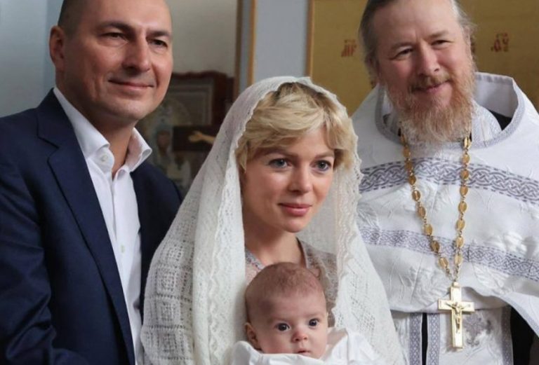Он ей в отцы годится, а она все рожает от него и рожает! Мачеха дочери Волочковой показала наследников от 60-летнего мужа