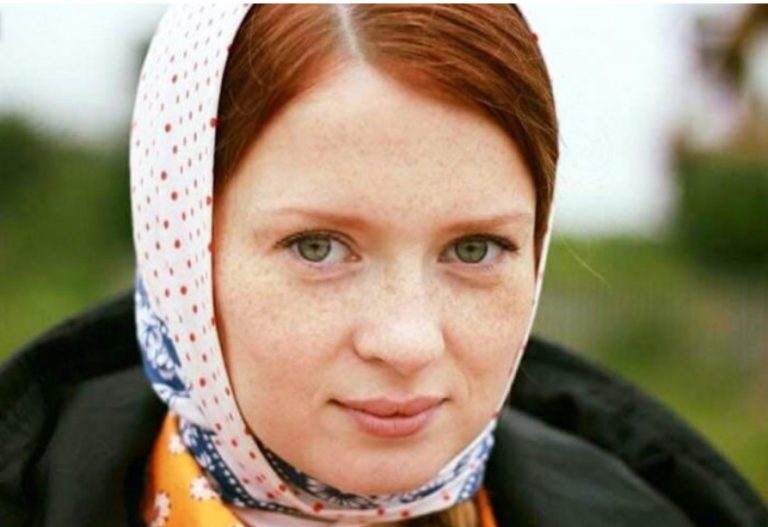 Рыжеволосая актриса Копанова вышла замуж за скромного сына священника, родив ему 4-х детей
