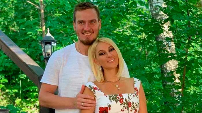 Лера Кудрявцева сообщила, что ушла от молодого мужа. «Я ушла от мужа. Алкоrоль — зло. Точка. Комментариев не даю. СМИ — не беспокоить, спасибо.