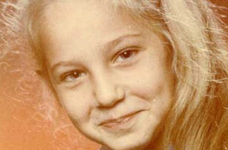 Та самая блондинка с выразительными глазами. Известная певица показала свое детское фото