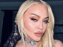 66-летняя Мадонна голая снялась за столом во время еды!