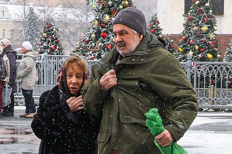 ,,С каким пор мы называем любовниками своих сиделок? Никакой он ей не муж, не смешите.,, Васильева шокировала публику с заявлением о Ахеджаковой