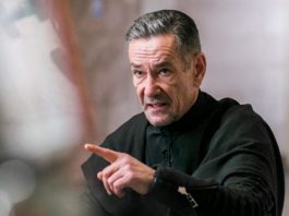 Горбунов, переехавший в Украину в 2014 году, обнародовал фото с дочерью, но фанаты обратили внимание на кое-что другое