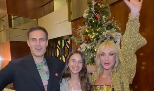 «Такие настоящие!» — 53-летняя Кристина Орбакайте показала как наряжает ёлку с дочерью и мужем