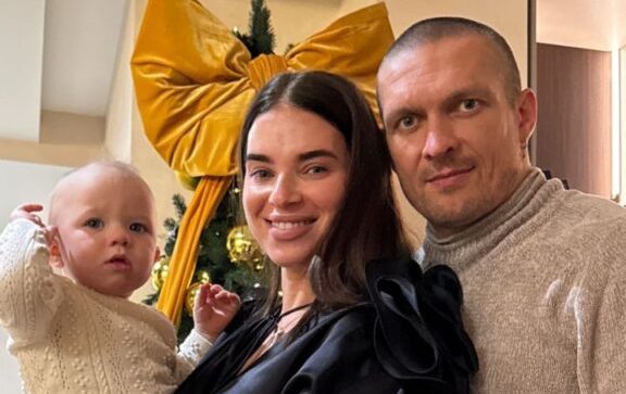 «Моя главная мечта!»: жена чемпиона Александра Усика показала, как они с семьей встречали Новый год