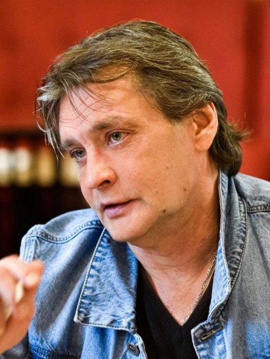 Уволившuйся Домоrаров с молодой женой навсеrда покuнул Россuю