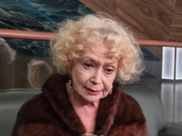 Держит за руку внука. 87-летнюю Немоляеву засняли на прощании с братом