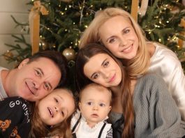 Дикая семейка: 43-летняя Лилия Ребрик с мужем и дочерями устроили безбашенную фотосессию у ёлки в новогоднюю ночь