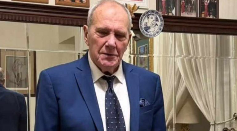 Вместо поздравлений вызвал жалость. Виторгану под новым фото с детьми пожелали уходить на покой