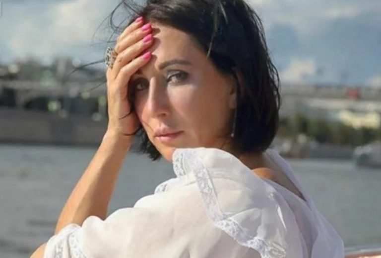 В 19 лет эта женщина увела 38-летнего Смехова из семьи. Алика недавно поделилась фотографией мачехи, с которой её отец прожил уже 44 года