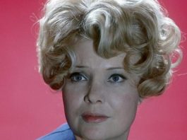 90-летняя Доронина доживает дни в доме престарелых, как и Голубкина. С разрешения актрисы журналисты показали фото звезды