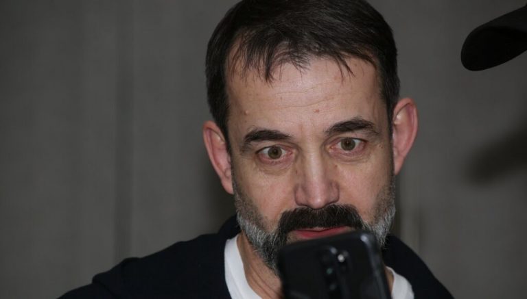 «Пытается увидеть на двух стульях»: Александр Збруев поставил на место Дмитрия Певцова