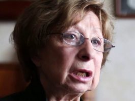 “Еле ногами волочит, на сцену ее выводят коллеги”. В Сети обеспокоены состоянием здоровья Ахеджаковой