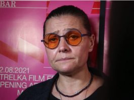 “Она не ходит, она лежит, у нее пролежни. Вот он, стакан воды на старости”. Садальский обрушился на Голубкину — младшую с упреками